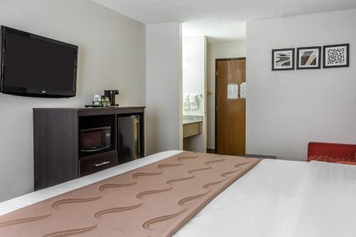 Ein Bett oder Betten in einem Zimmer der Unterkunft Quality Inn Stockbridge Atlanta South