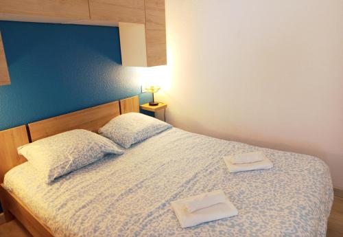 a bedroom with a bed with two towels on it at Chez Pierre in Narbonne