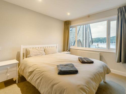 Postel nebo postele na pokoji v ubytování 4 Bed in Fowey 89366