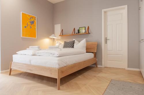 Postel nebo postele na pokoji v ubytování OSTKÜSTE - Kaiser Karl Design Apartments