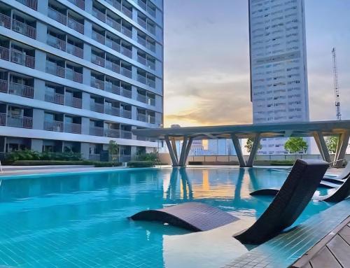 a swimming pool in the middle of a building at Affordable Condotel near Sm Megamall with Fast WiFi in Sampong