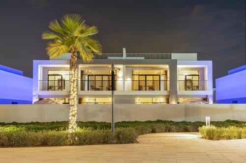 Luxe 6BR Semi-Detached Villa Steps from the Lagoon