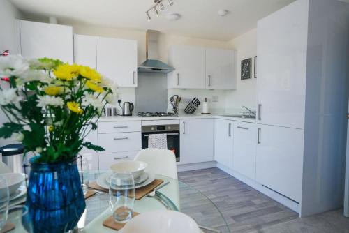 Köök või kööginurk majutusasutuses Spacious 2 Bed 2 Bath Apartment in Peterborough with 2 Parking Spaces