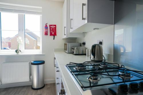 Köök või kööginurk majutusasutuses Spacious 2 Bed 2 Bath Apartment in Peterborough with 2 Parking Spaces