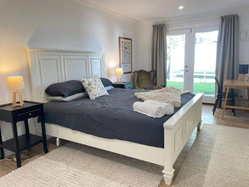 Un dormitorio con una cama con toallas. en Cosy Guesthouse in Moss Vale, en Moss Vale