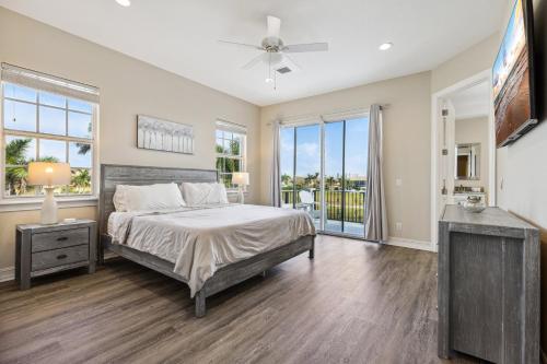 Postel nebo postele na pokoji v ubytování 110 Mediterranean Way