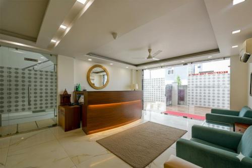vestíbulo con sillas verdes y espejo en Hotel Liif Niine Butik, Near Leisure Valley Park, Golf Course Road, en Gurgaon