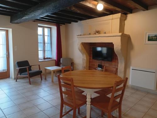 Μια τηλεόραση ή/και κέντρο ψυχαγωγίας στο Chambre dans un gîte de Château de l'Estang