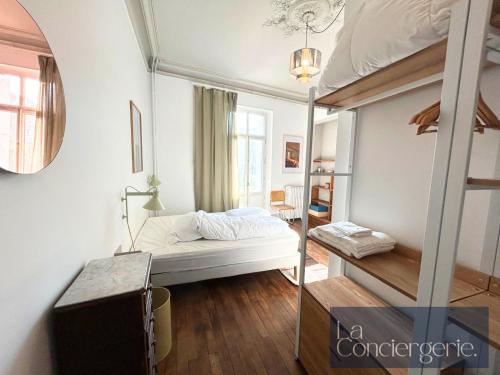 Un dormitorio con una litera en una habitación. en L'Auberge Maillochon- Poitiers Gare - Appart'Hôtel - 3 Chambres, en Poitiers