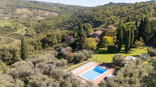 Una vista aérea de una villa con piscina. en Casa al Monte by VacaVilla, en Lamole