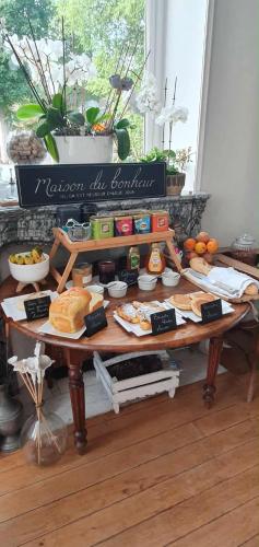 Una mesa con un montón de comida encima en Chambres d'Hôtes des Rouets, en Fourmies