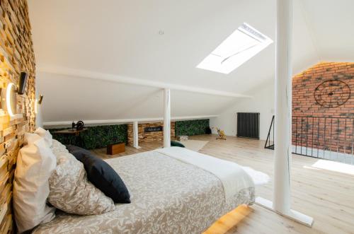 Un dormitorio con una cama y una pared de ladrillo. en Cosy house, 5 bedrooms, en La Celle-sous-Gouzon