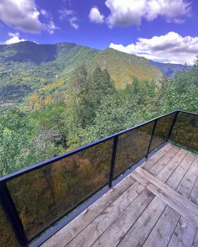een uitkijkterras met uitzicht op de bergen bij Panorama Akutsa in Gulebi