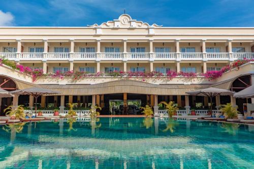 Victoria Can Tho Resort — Pool view