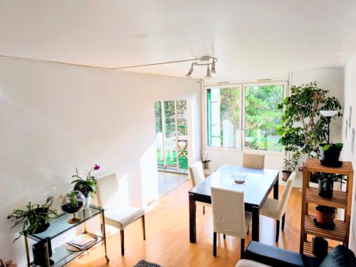 a living room with a table and chairs at Entre Ville & Nature-Sejour idéal a Massy in Massy