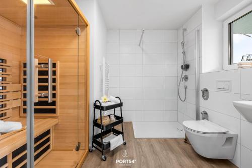 Un baño con ducha, inodoro y lavabo. en Ferienwohnung Sprotte 1, en Olpenitzdorf