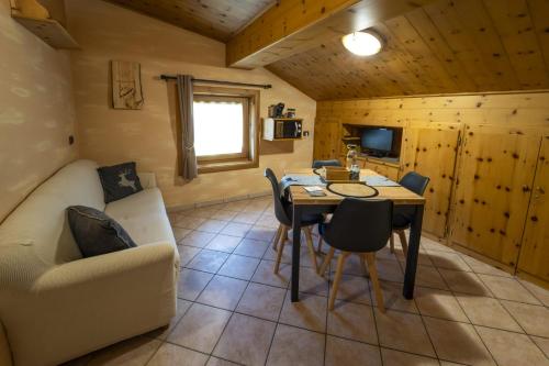 un petit salon avec une table et un canapé dans l'établissement Wood Apartment, à Livigno