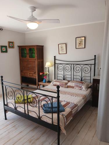 a bedroom with a bed and a dresser and a ceiling at El jardin de Valle de Guimar in Güimar