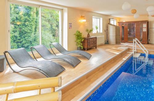 Swimmingpoolen hos eller tæt på Maison Mori