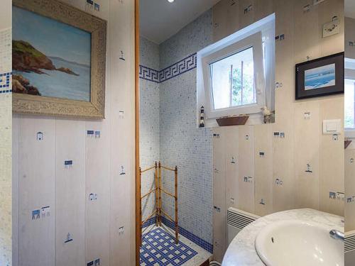 Ένα μπάνιο στο Maison rénovée à Franchesse avec grand jardin et animaux admis - FR-1-489-221