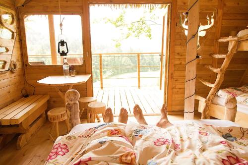 Postel nebo postele na pokoji v ubytování Treehouses Karlov pod Pradědem