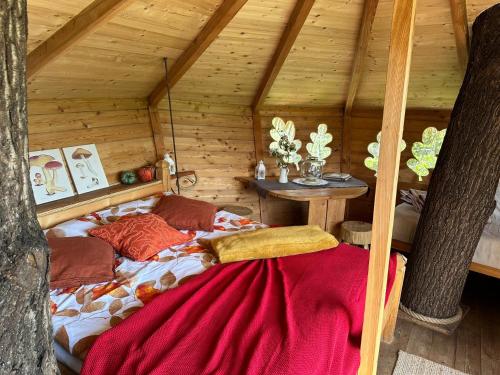 Postel nebo postele na pokoji v ubytování Treehouses Karlov pod Pradědem