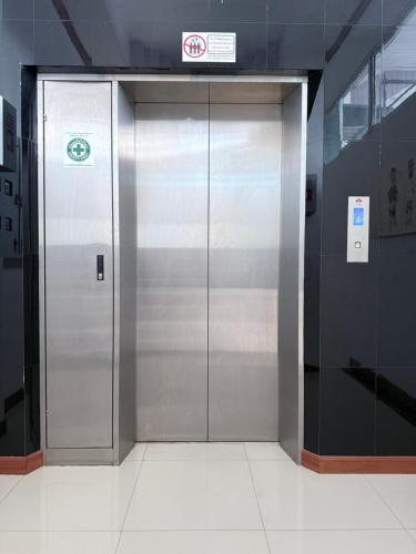 Un gran ascensor de metal en un edificio. en Prestige, en Bangna