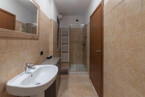 Residenza Prezzemolo في كاستلنوفو ديل جاردا: حمام مزود بمغسلة ودش