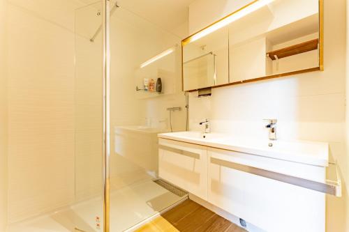 ein Badezimmer mit Glasdusche und Waschbecken in der Unterkunft La maison Barthe design 4ch clim parking privé in Toulouse