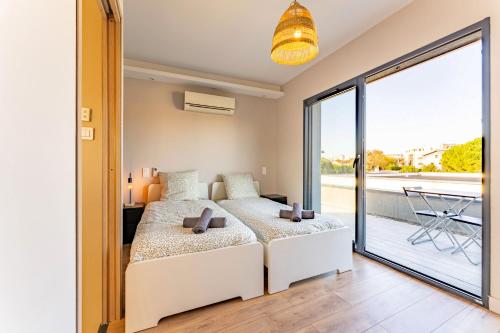 ein Schlafzimmer mit einem Bett und einem großen Fenster in der Unterkunft La maison Barthe design 4ch clim parking privé in Toulouse