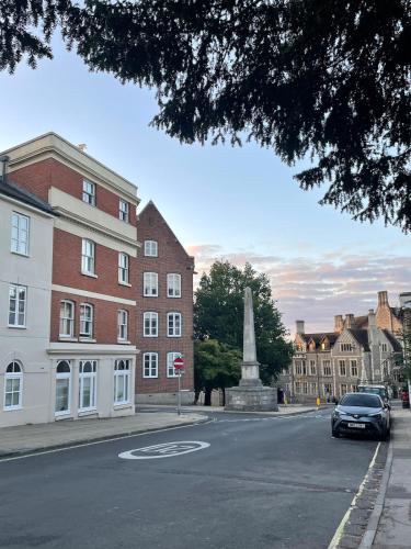 a street with a statue in front of a building at Luxury City Centre Apartment, Winchester in Winchester
