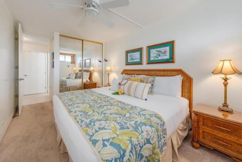 カハナにあるKahana Reef 221 · KR 221 BeachFront Condo w Ocean Views Pool BBQの大きなベッドと鏡のある寝室