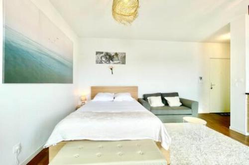 Postel nebo postele na pokoji v ubytování The White Lion downtown and balcony