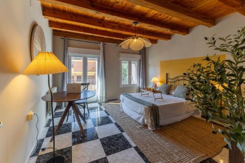 una camera con letto e tavolo con computer portatile di Villa Familiar l Piscina I Cine l Bbq l Sala de Juegos I 6min Segovia I 50min Madrid I 17 px a Valseca