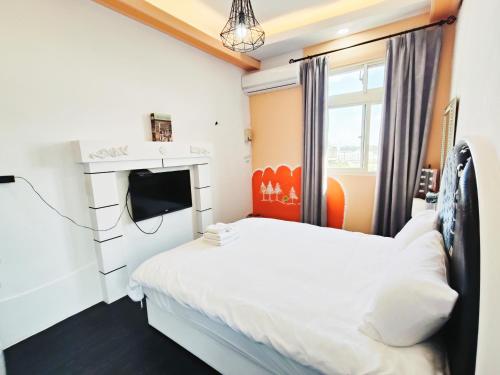 a small room with a bed and a tv at 羅東多倫多包棟民宿-合法編號659號 in Luodong
