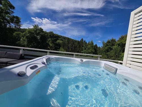Πισίνα στο ή κοντά στο Gîte perché en bordure de forêt - Jacuzzi privatif