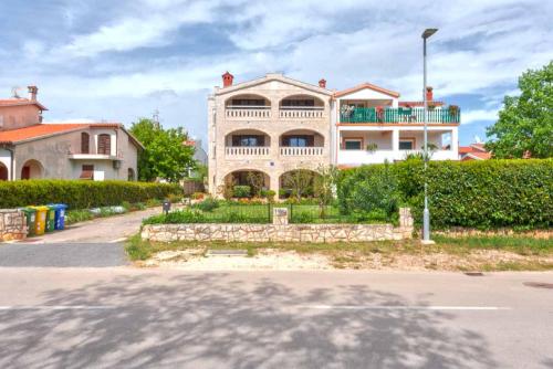 Apartment Gašpar 2 with terrace near the beach