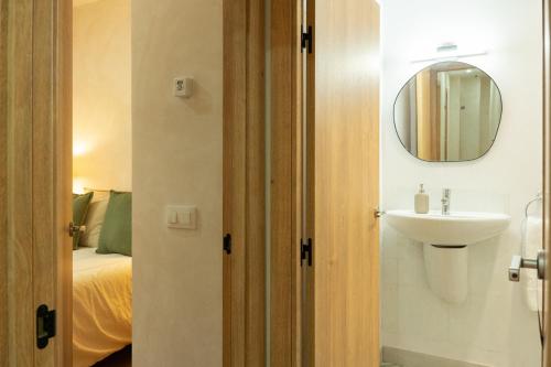 une salle de bain avec un lavabo et un miroir dans l'établissement Tierra Blanca, à Madrid