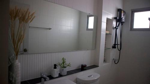 Ban Nong LengにあるWaterfront Private Residenceの洗面台、鏡、トイレ付きのバスルーム
