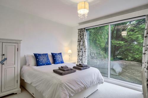 ソルカムにあるFinest Retreats - Furzehillのベッドと大きな窓のある寝室