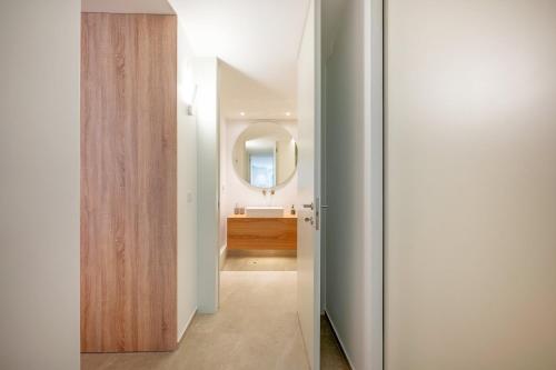 a hallway with a bathroom with a mirror and a sink at GuestReady - Condessa Flores Apartments in Lisbon