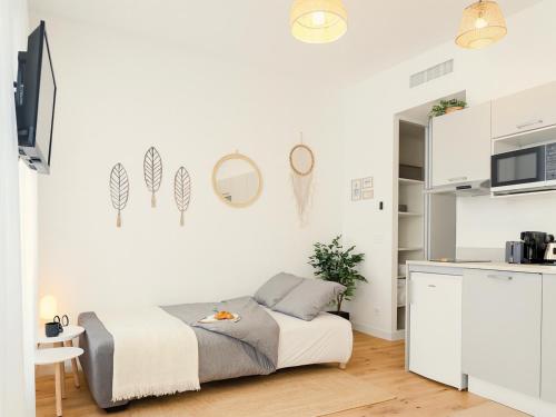 une chambre blanche avec un lit et une cuisine dans l'établissement Modern apartment with AC near Old Nice & Beach, à Nice