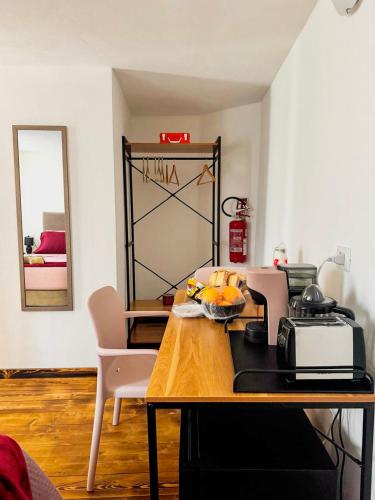 een keuken met een houten tafel en een spiegel bij B&B Nonna Cristina in Nardodipace