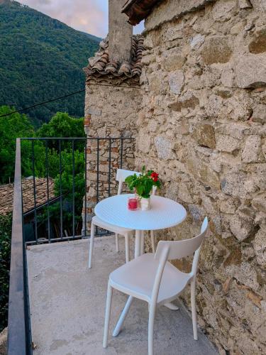 a table and two chairs sitting on a balcony at B&B Nonna Cristina in Nardodipace