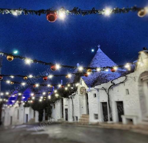 una cadena de luces en una ciudad por la noche en Luxury TrullidiGiulia, piscina uso esclusivo, en Ostuni