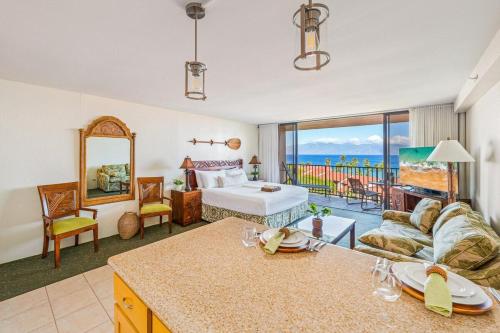 Postel nebo postele na pokoji v ubytování Kaanapali Shores 940 · KS 940 Top Floor Studio w Ocean Views AC