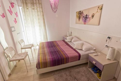 Un dormitorio con una cama y una mesa y sillas. en La Sfinge BeB, en San Salvo