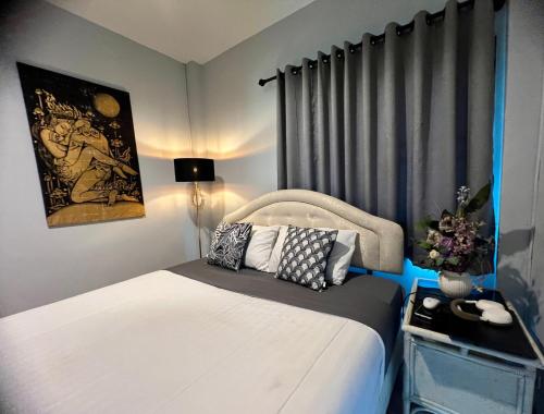 a bedroom with a white bed and a window at Ta Thai Cooking & Stay in Ban Khlong Tan