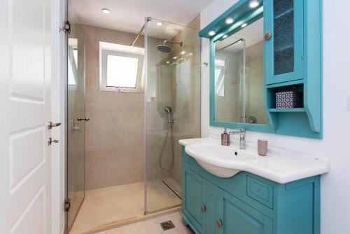 a bathroom with a sink and a shower at Thea Estate in Kelliá