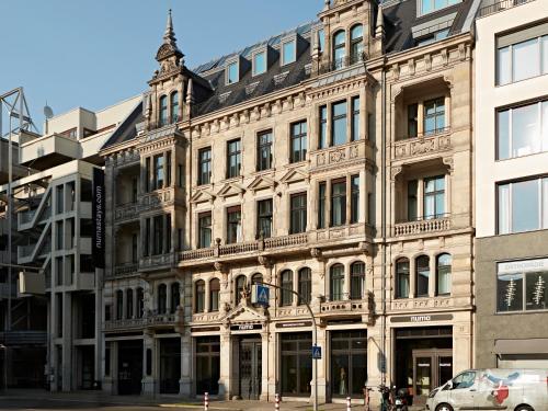 un gran edificio de piedra en una calle de la ciudad en Numa Berlin Arc, en Berlín